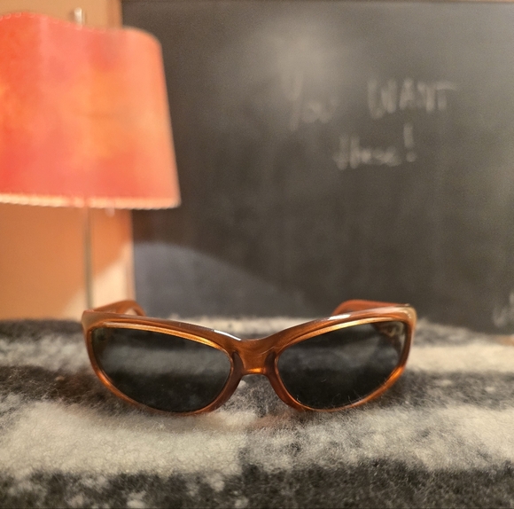 Amber and Black 👓